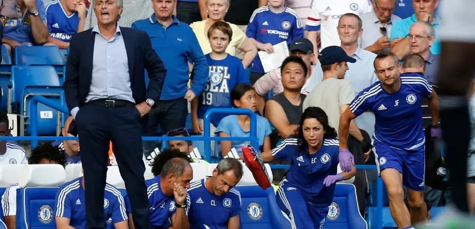 José Mourinho gesticulando en el banquillo de Chelsea