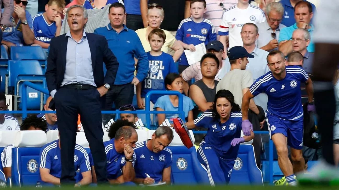 José Mourinho gesticulando en el banquillo de Chelsea