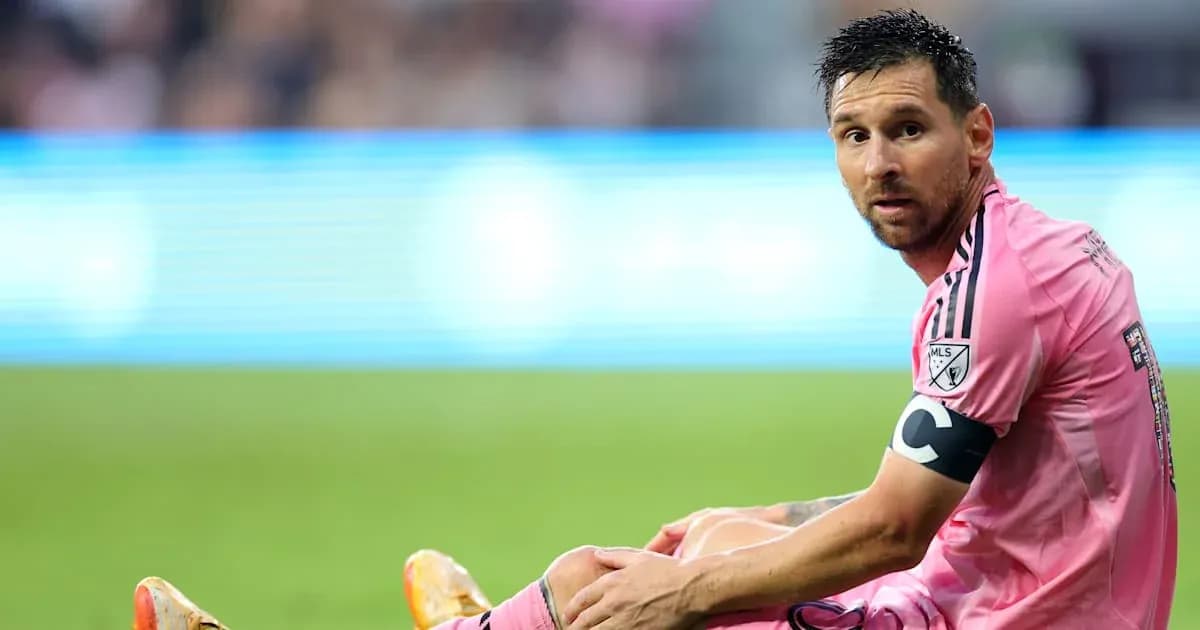 Jugador sentado en el campo con uniforme rosa