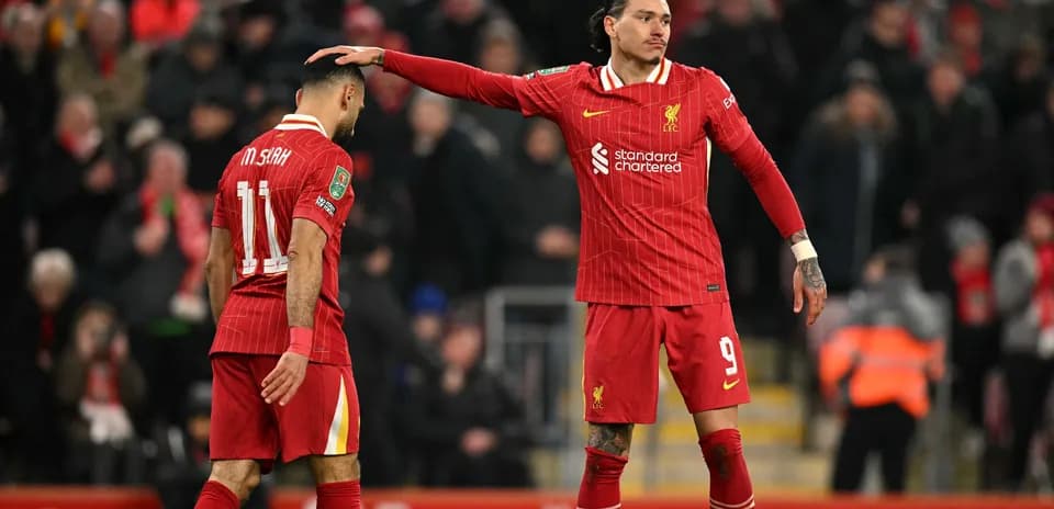 Dos jugadores de Liverpool en el campo durante partido