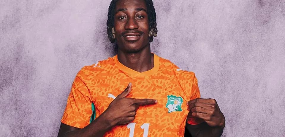Jugador mostrando la camiseta de Costa de Marfil