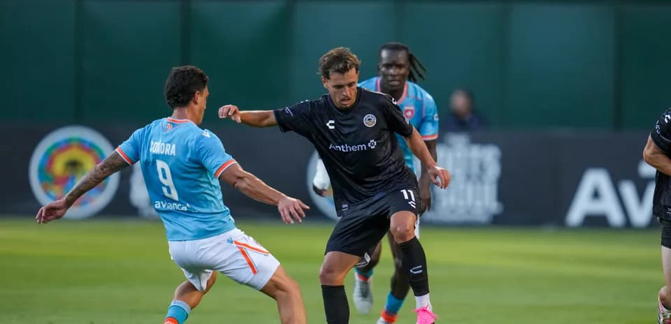 Jugador del Oakland Roots driblando a un rival