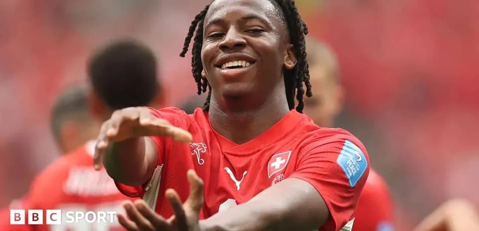 Jugador suizo celebrando en el campo durante el partido