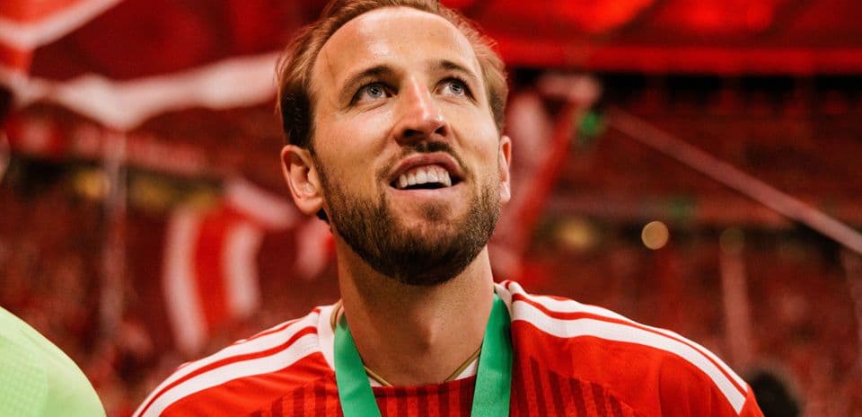 Jugador sonriente con medalla en celebración