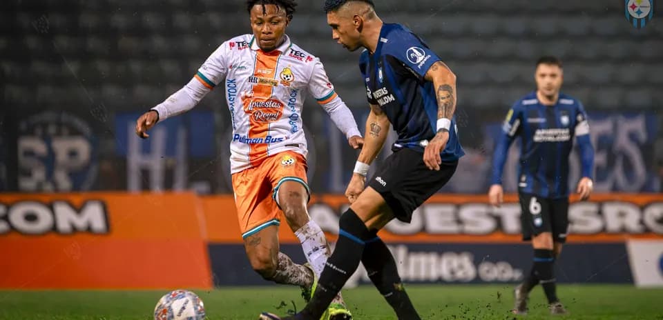 Jugadores de Palestino y Huachipato en acción