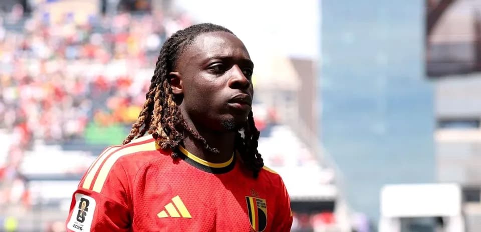 Jugador belga en uniforme rojo en el campo