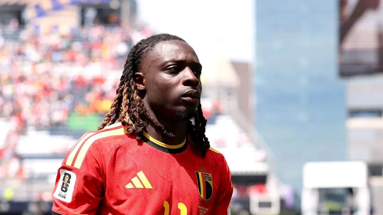 Jugador belga en uniforme rojo en el campo