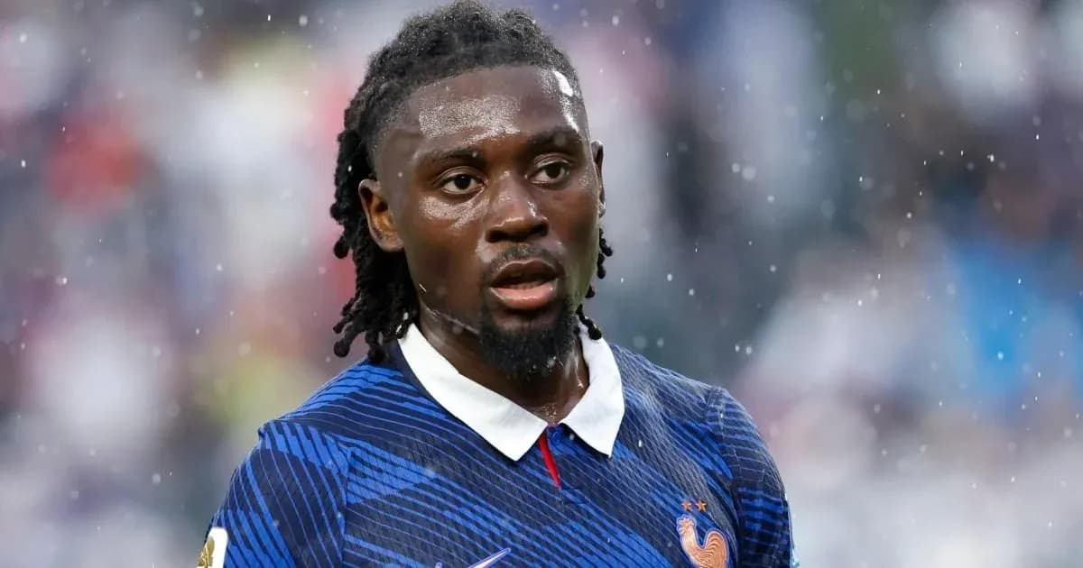 Jugador de fútbol con camiseta de Francia bajo la lluvia