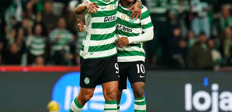 Jugadores de Sporting CP celebrando en el campo