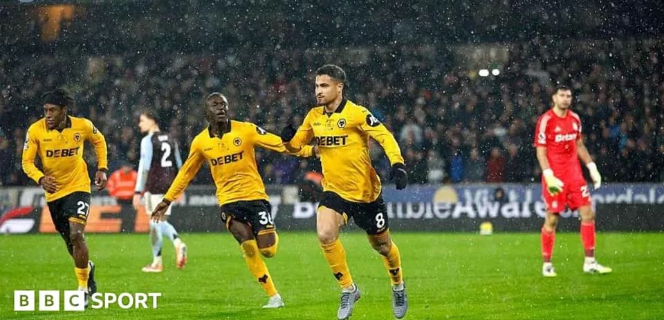 Jugador celebrando gol con compañeros en partido de fútbol