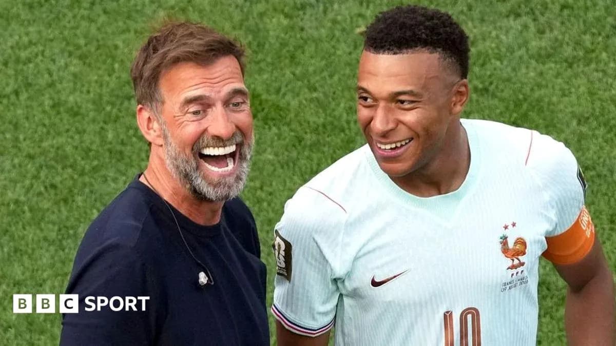 Entrenador y jugador riendo en el campo Entrenador y jugador riendo en el campo
