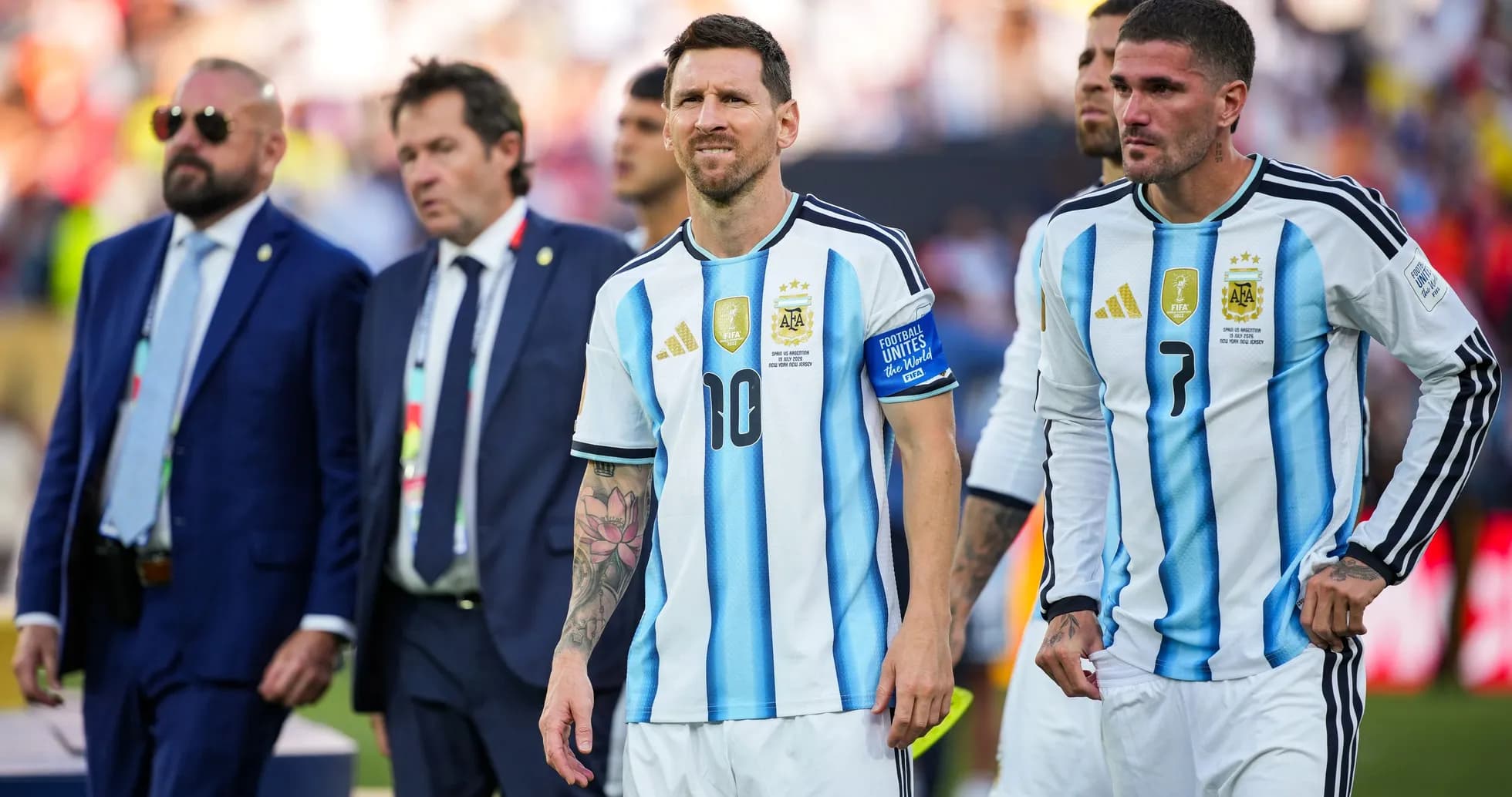 Lionel Messi y compañeros saliendo del campo de juego