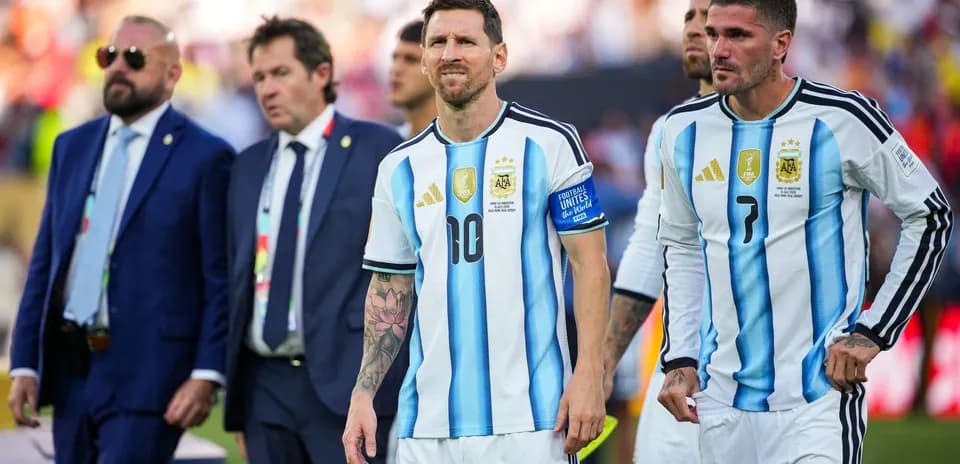 Lionel Messi y compañeros saliendo del campo de juego