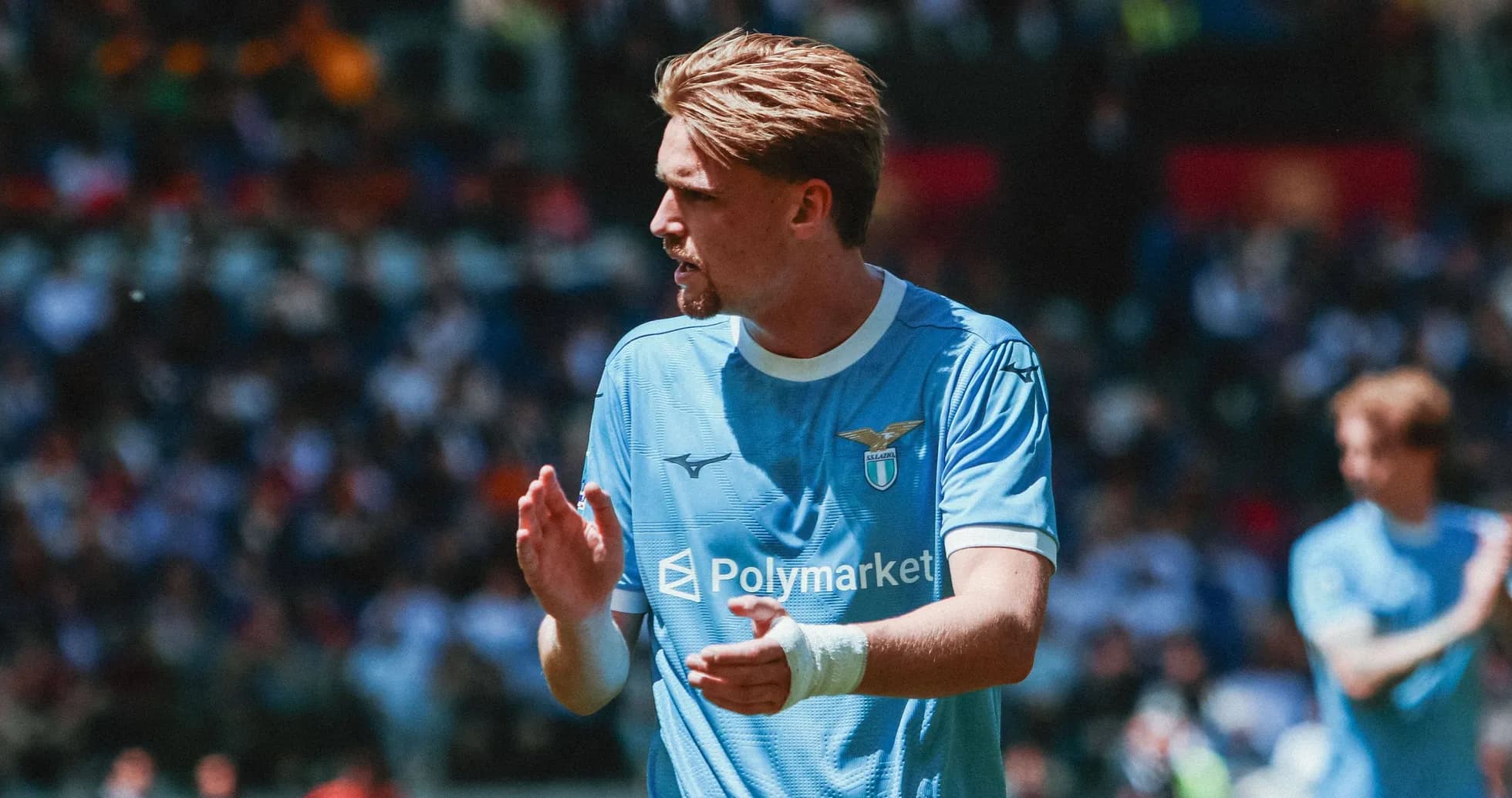 Jugador de Lazio aplaudiendo durante un partido