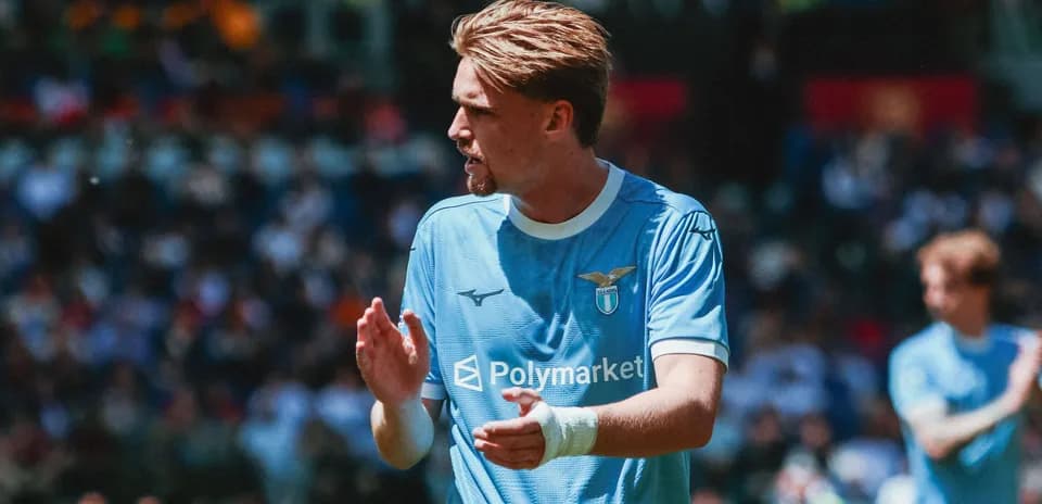 Jugador de Lazio aplaudiendo durante un partido