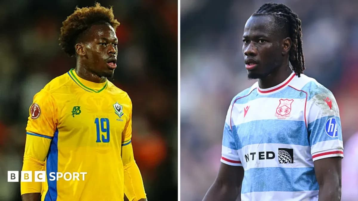 Dos jugadores de fútbol en sus camisetas de equipo