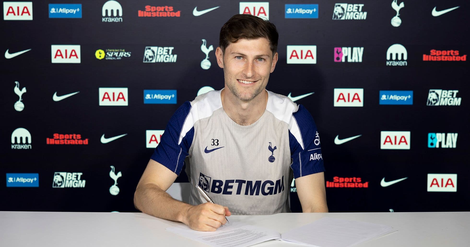 Jugador firmando contrato en rueda de prensa