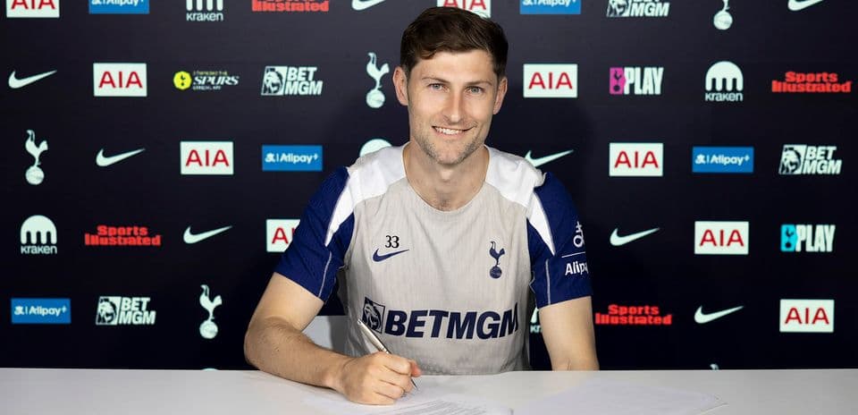 Jugador firmando contrato en rueda de prensa