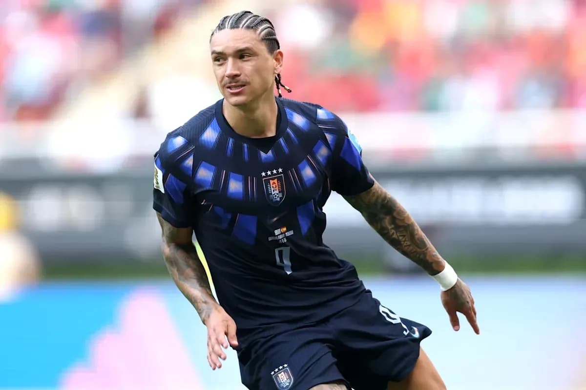 Jugador corriendo en el campo durante un partido