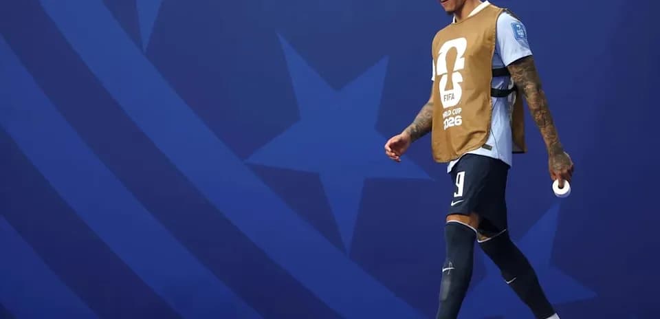 Jugador caminando con peto del Mundial 2026
