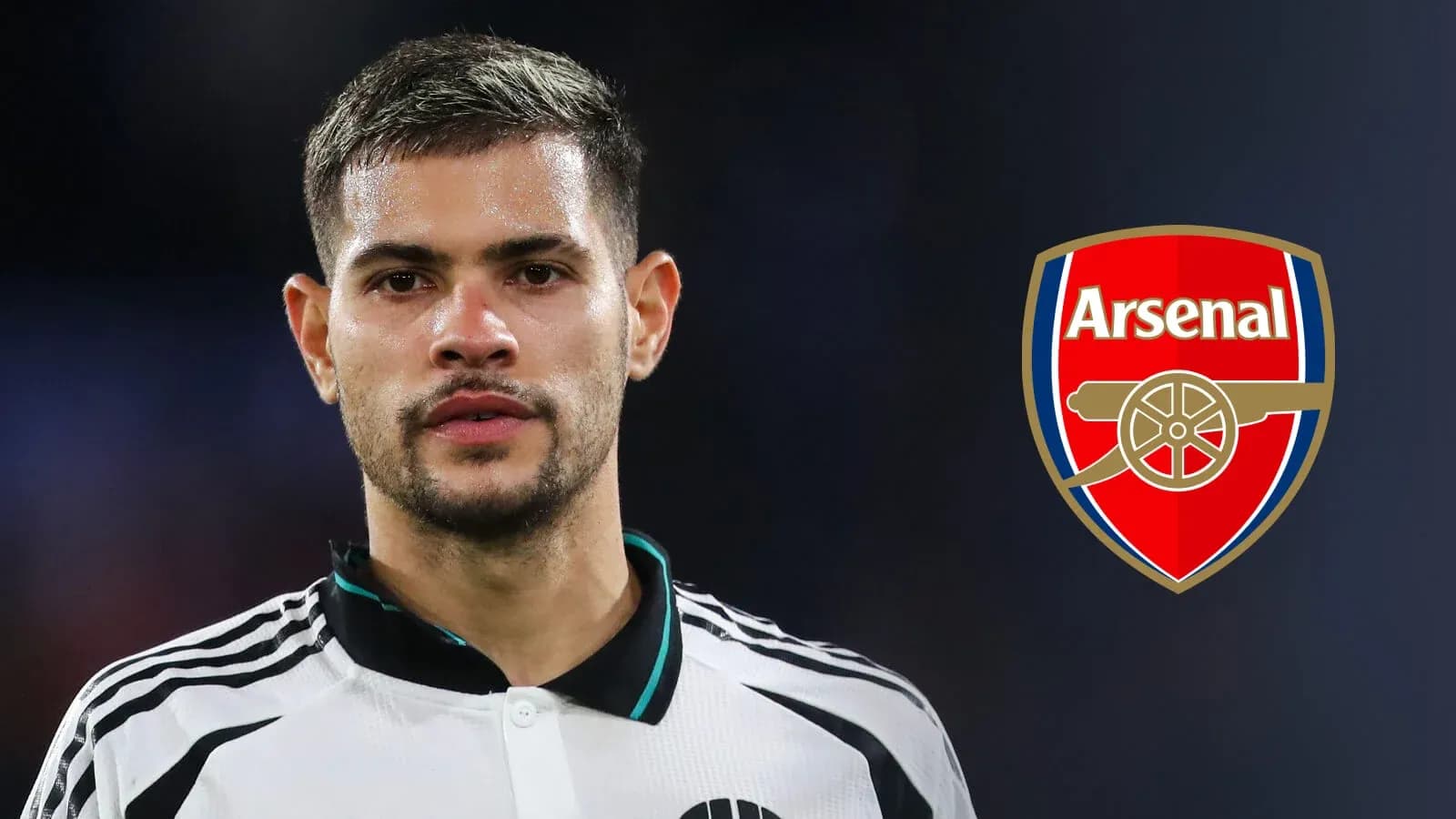 Jugador de fútbol con camiseta negra y escudo del Arsenal