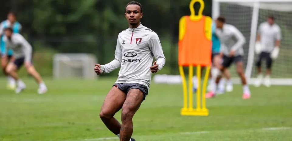 Jugador entrenando en el campo con compañeros
