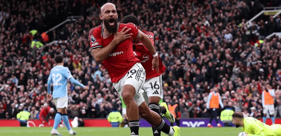 Jugador celebra gol durante el derbi de Manchester