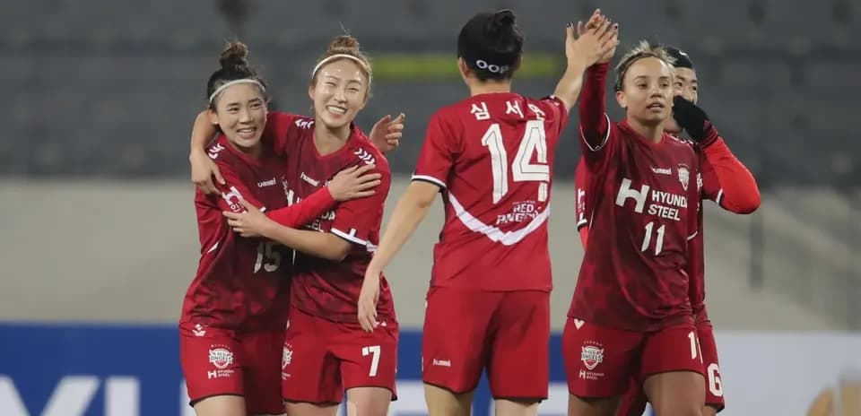 Jugadoras celebrando un gol en el partido