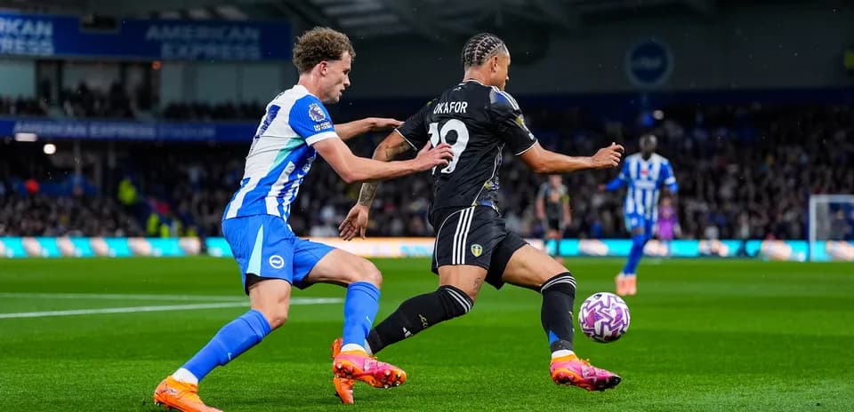 Jugador de Leeds en acción contra Brighton
