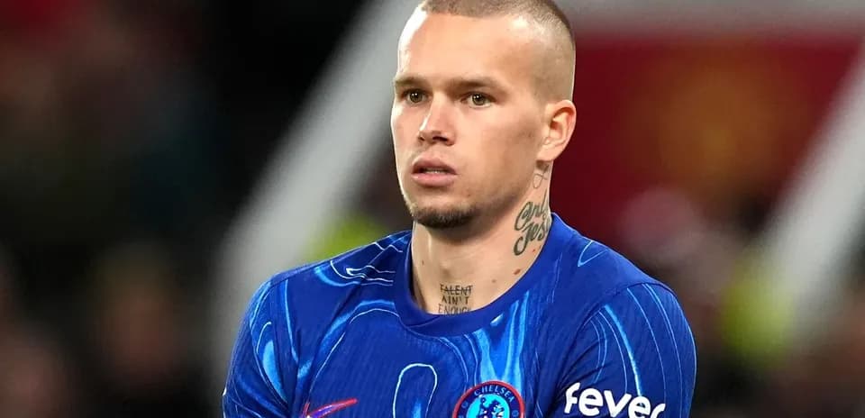Jugador de Chelsea en el campo durante el partido