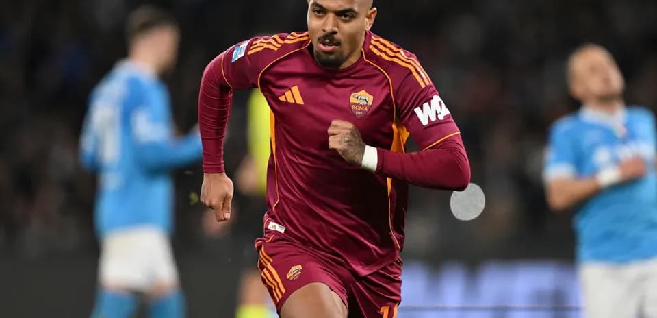 Jugador de AS Roma corriendo durante el partido