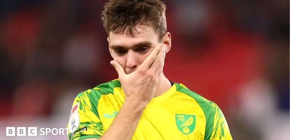 Jugador de Norwich City con uniforme amarillo tras partido
