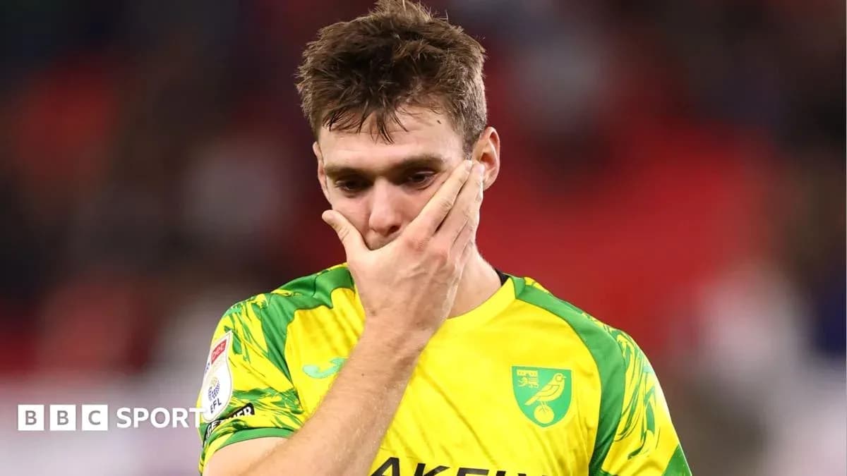 Jugador de Norwich City con uniforme amarillo tras partido Jugador de Norwich City con uniforme amarillo tras partido