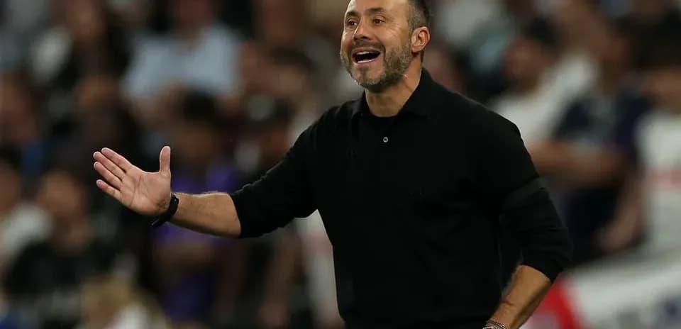 Entrenador dirigiendo al equipo desde la banda