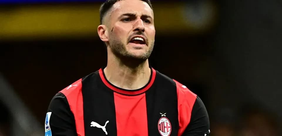 Jugador del AC Milan en acción durante el partido