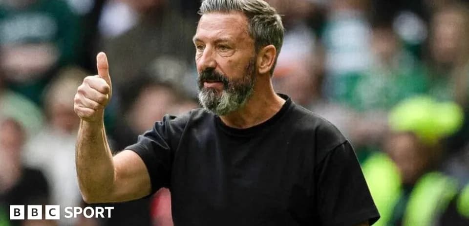 Entrenador dando pulgar hacia arriba en el partido