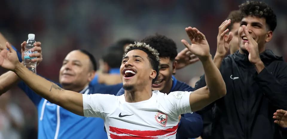 Jugadores celebrando después de un partido de fútbol