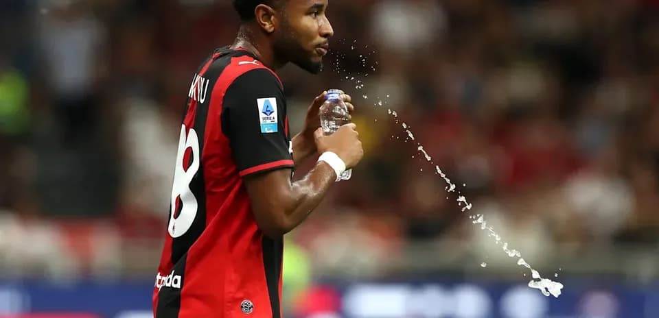 Jugador derramando agua mientras sostiene botella