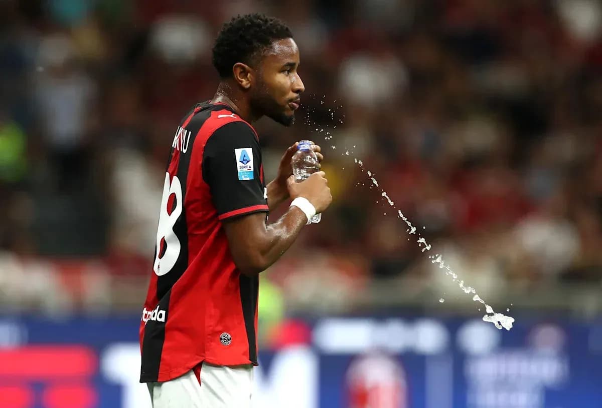 Jugador derramando agua mientras sostiene botella