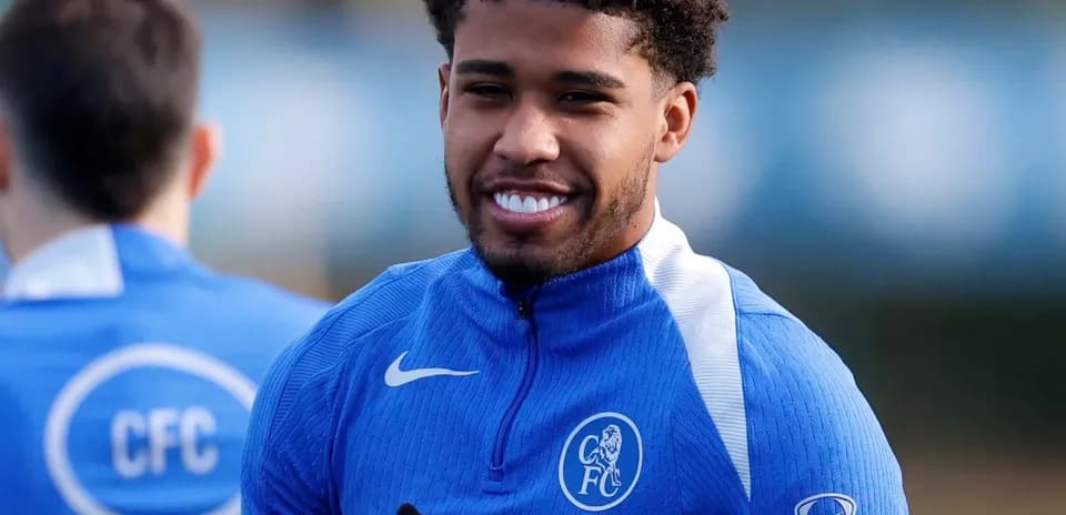 Jugador sonriendo durante entrenamiento del equipo