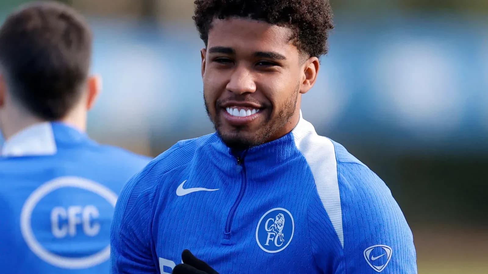 Jugador sonriendo durante entrenamiento del equipo