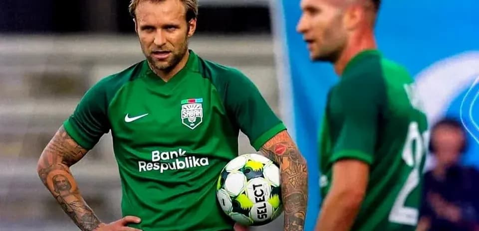 Jugadores de Sabah FA en el campo de fútbol