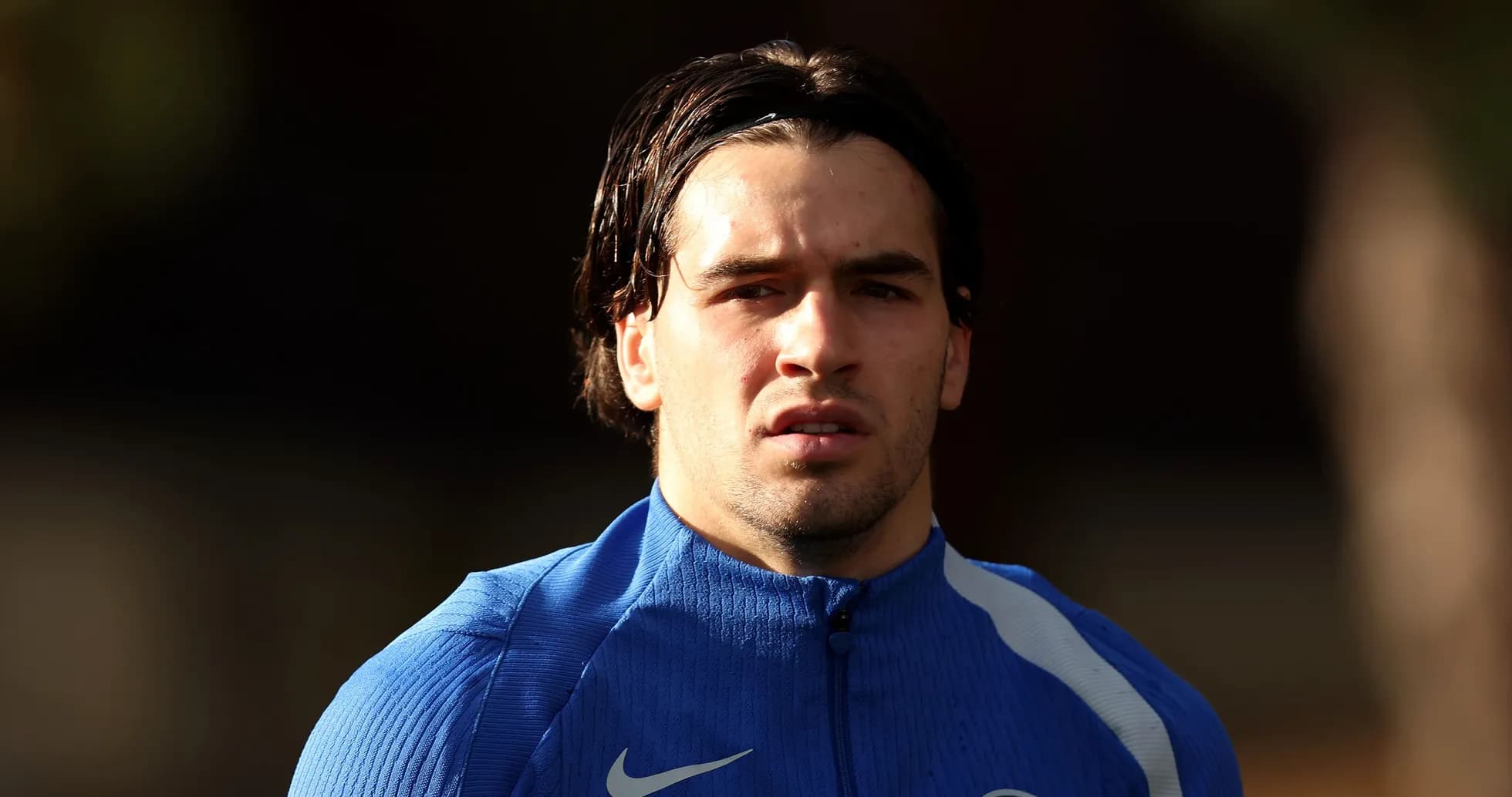 Jugador de fútbol en entrenamiento con camiseta azul