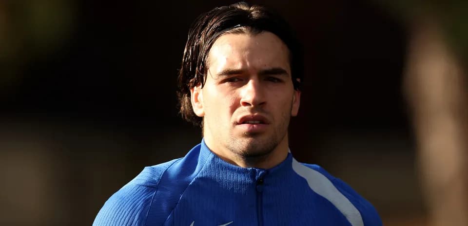 Jugador de fútbol en entrenamiento con camiseta azul