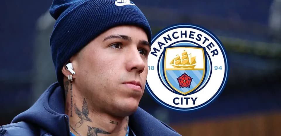 Jugador con auriculares frente al logo de Manchester City