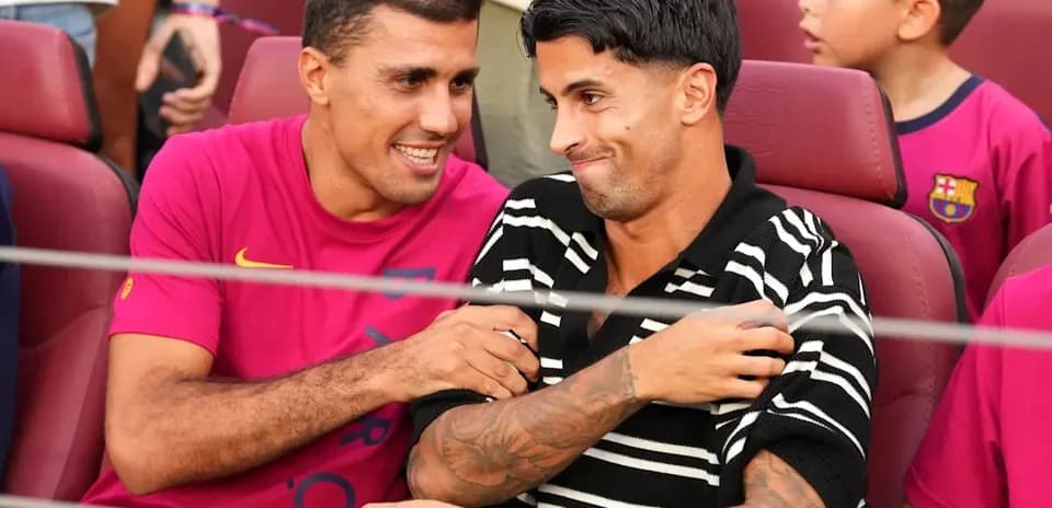 Dos jugadores sentados en un estadio durante evento