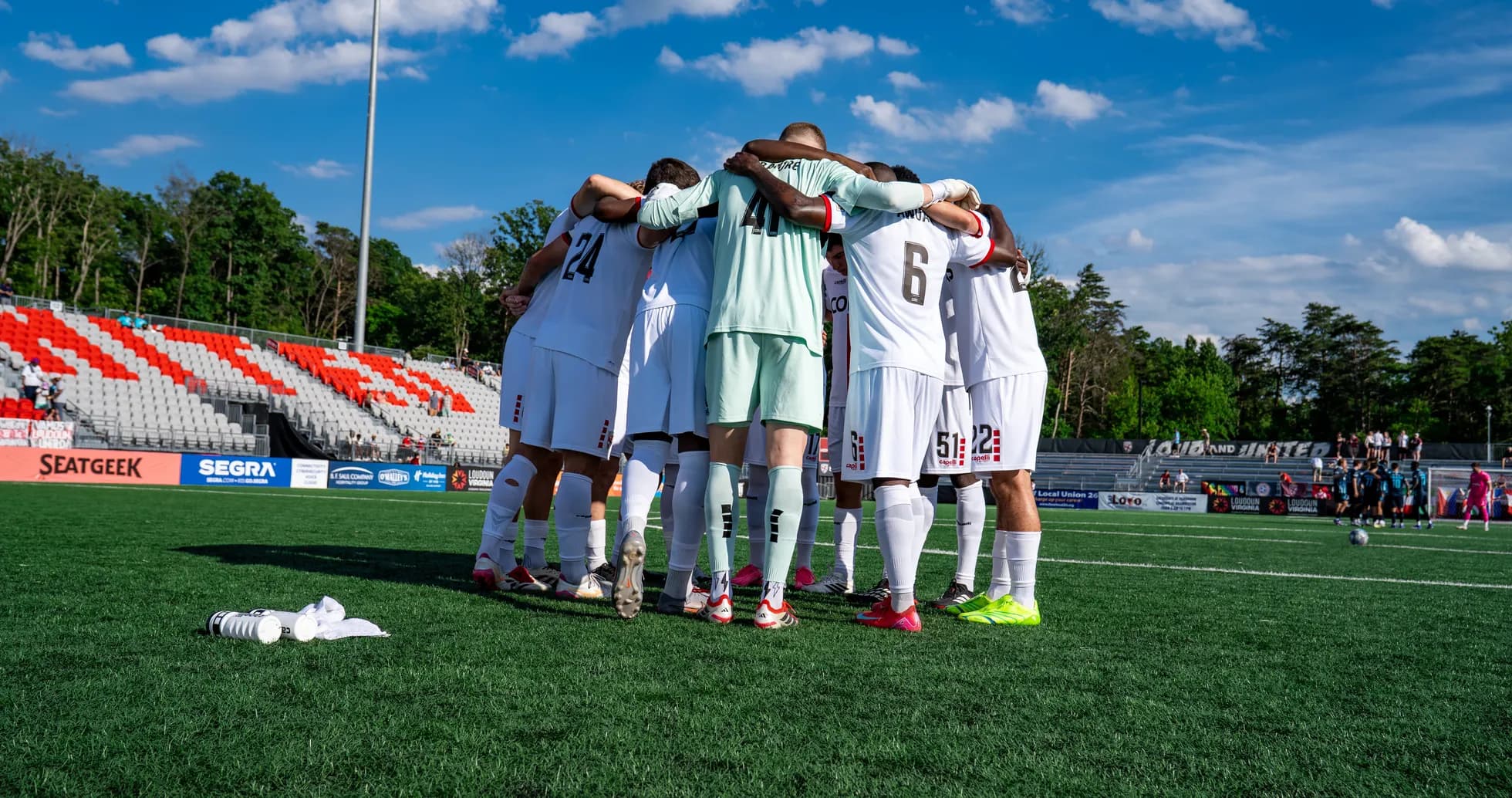 Equipo de Loudoun United en reunión previa al partido