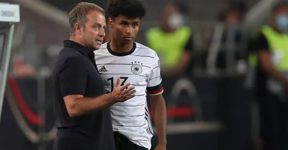 Entrenador hablando con jugador de Alemania en partido
