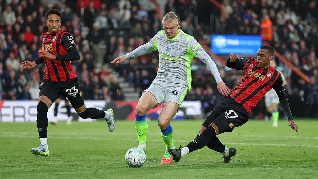 Haaland dribla entre dos defensores de Bournemouth