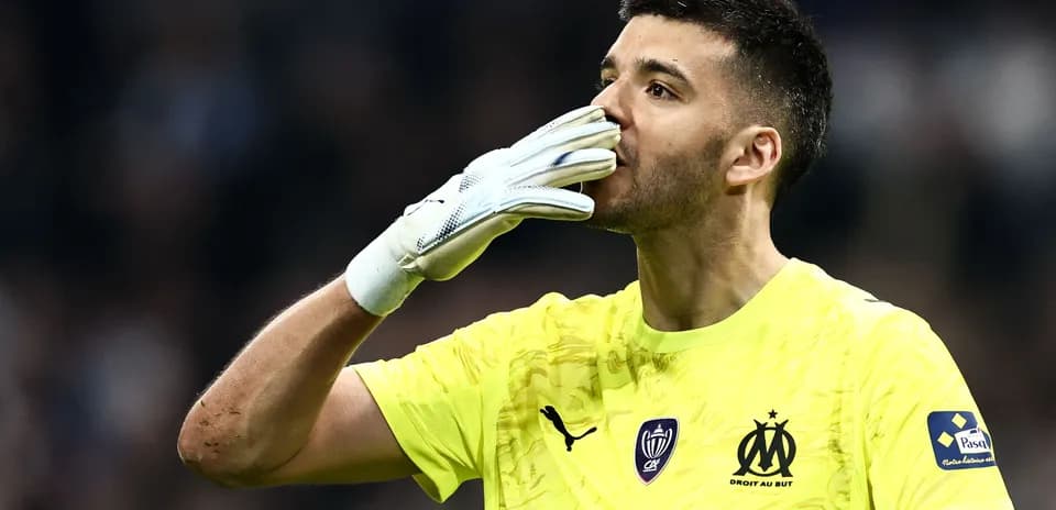 Portero saludando con guantes en el campo